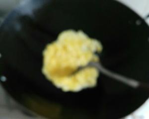 胡萝卜肉丁炒鸡蛋的做法 步骤4