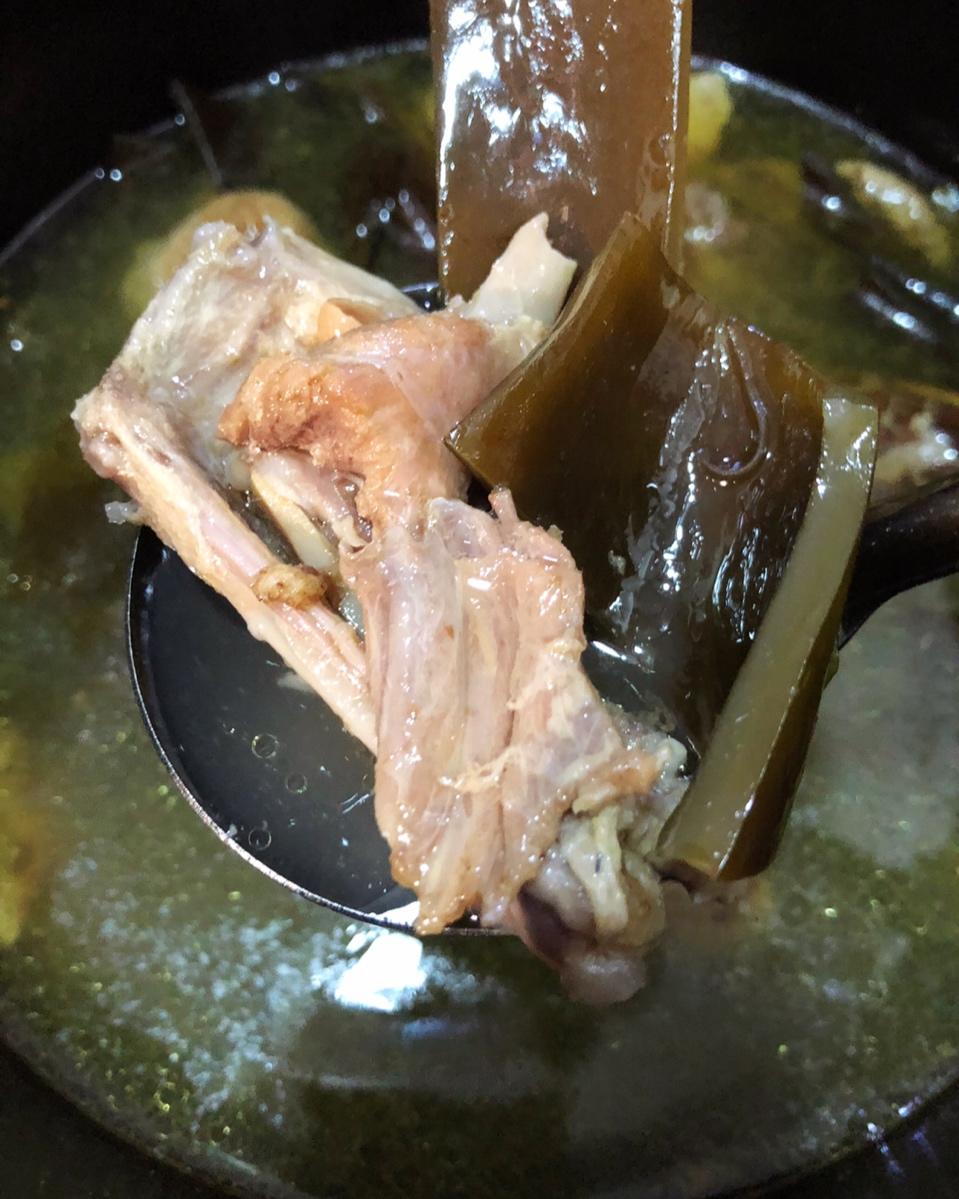 厨师长教你：“老鸭萝卜汤”的家常做法，天气冷了很适合老人孩子