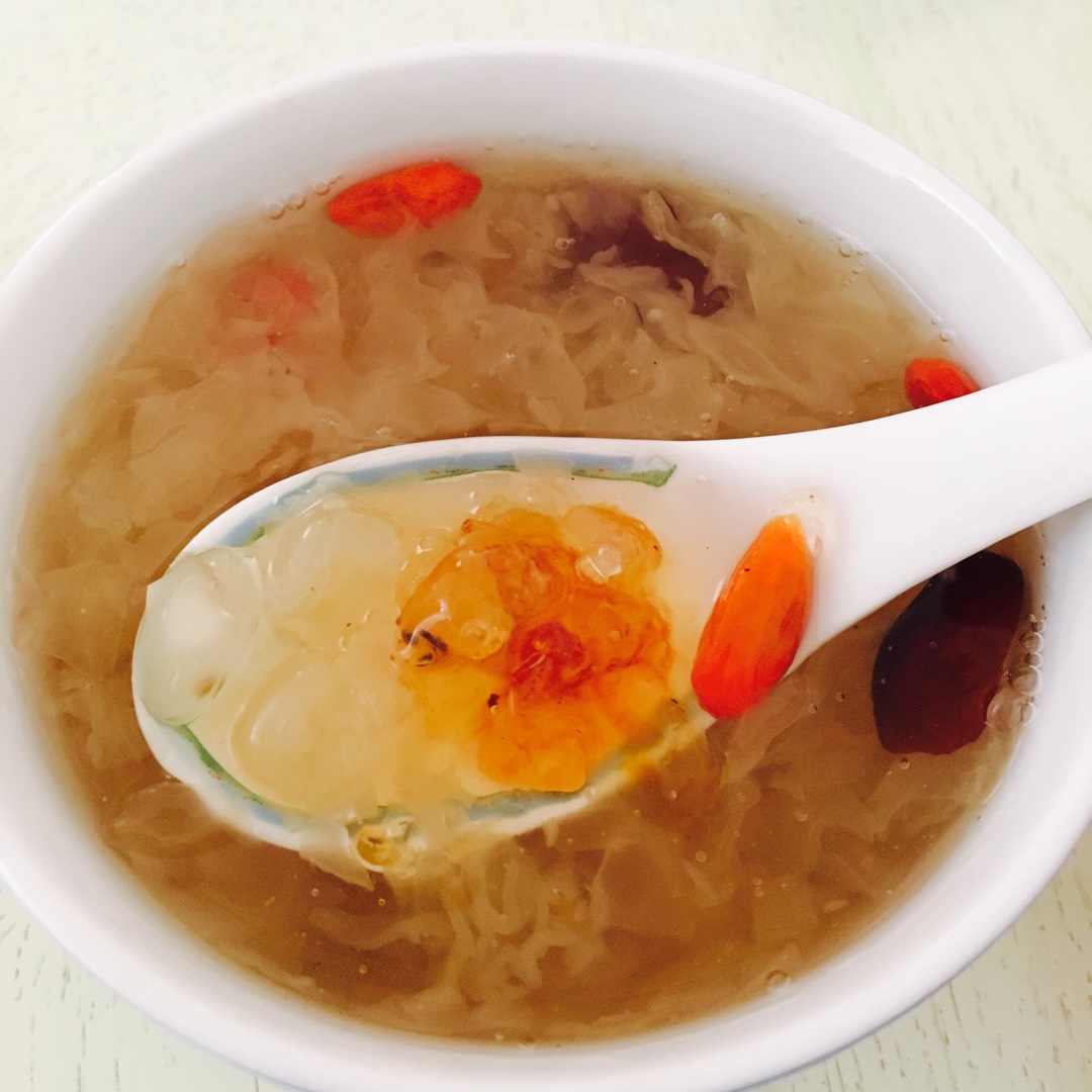 桃胶皂角米炖银耳