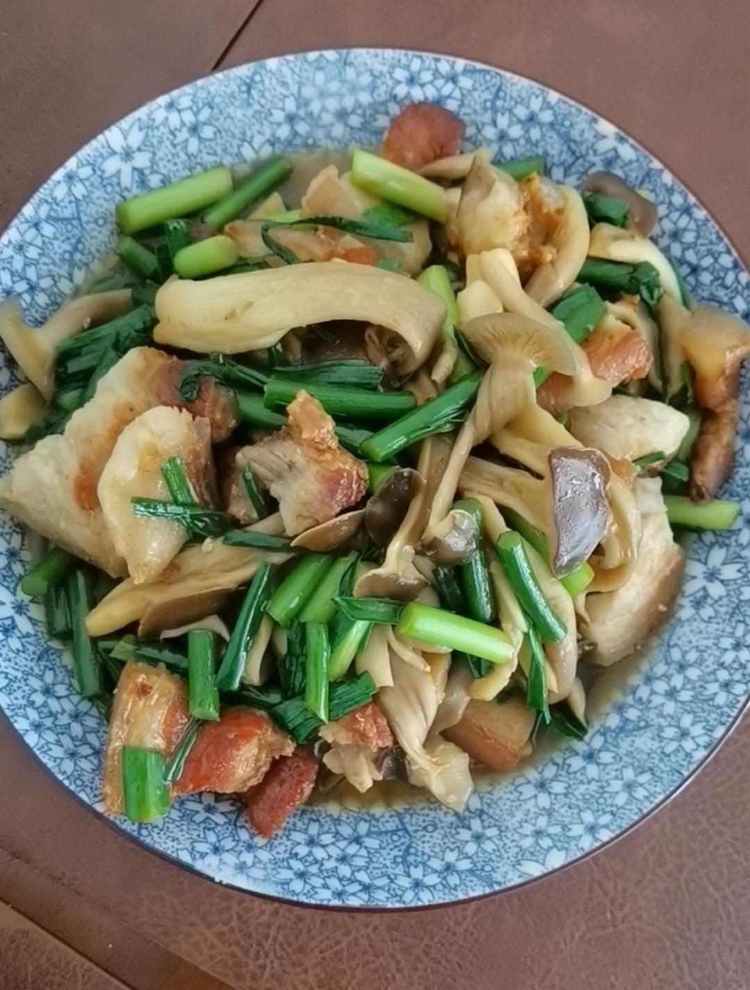 鹿茸菇炒五花肉