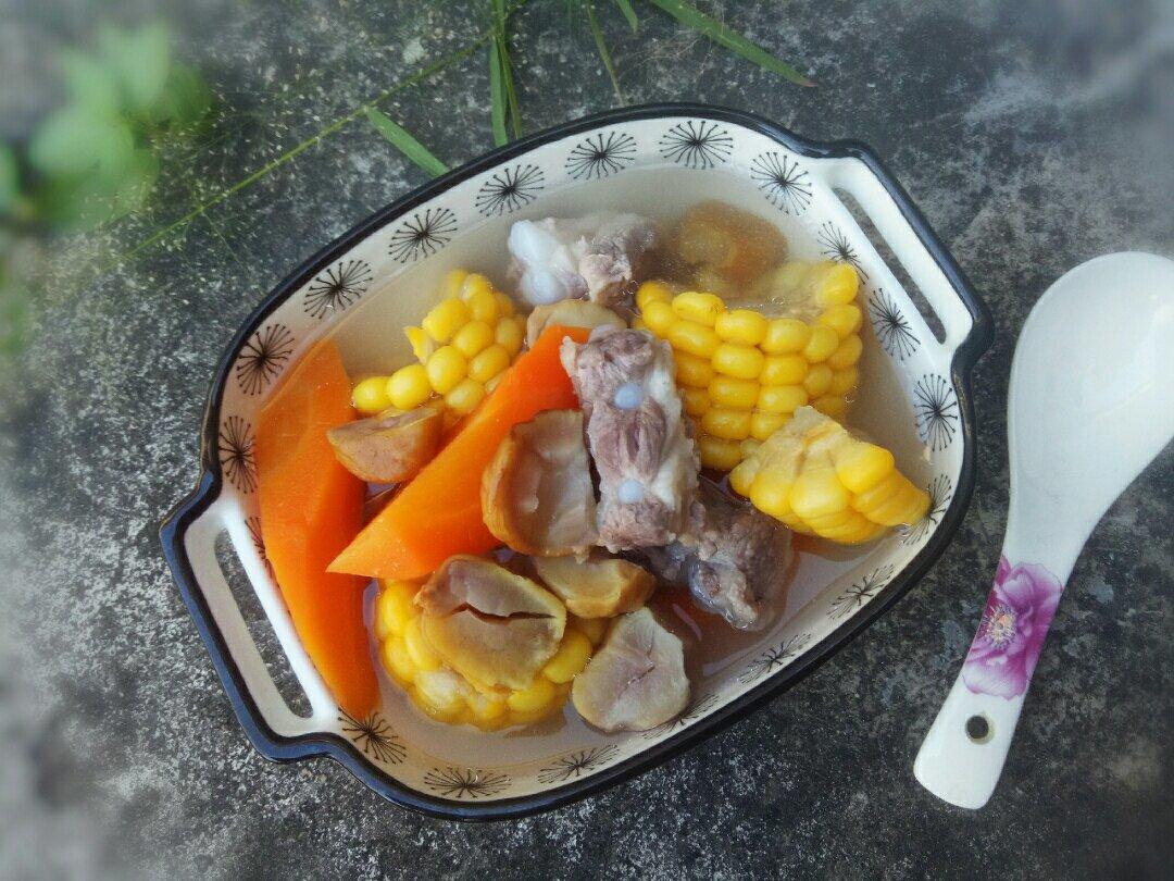 秋日暖汤～秋栗玉米胡萝卜肉骨汤