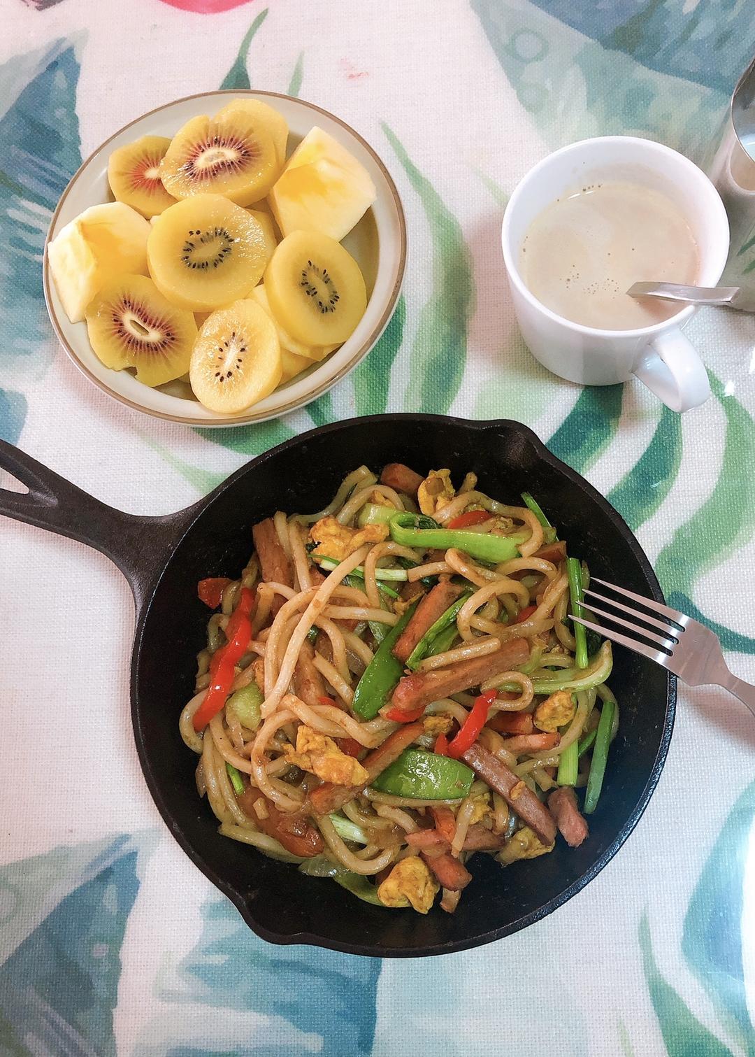 香肠炒乌冬（我的第5个菜谱，谢谢关照）的做法