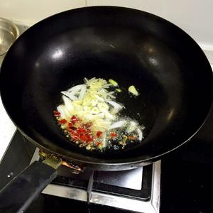 超香的青椒虾酱炒鸡蛋的做法 步骤3