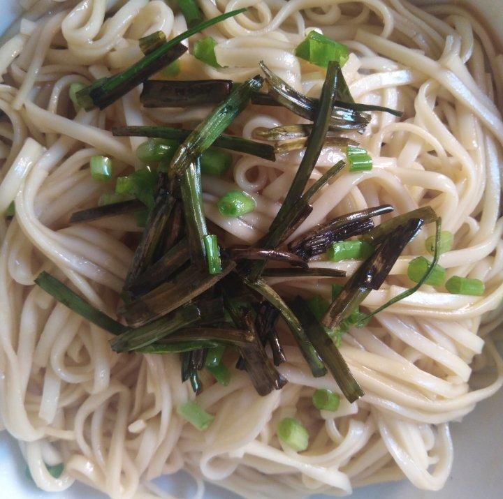 葱油拌面 每个人的心中都有一碗葱油面 经典又快手