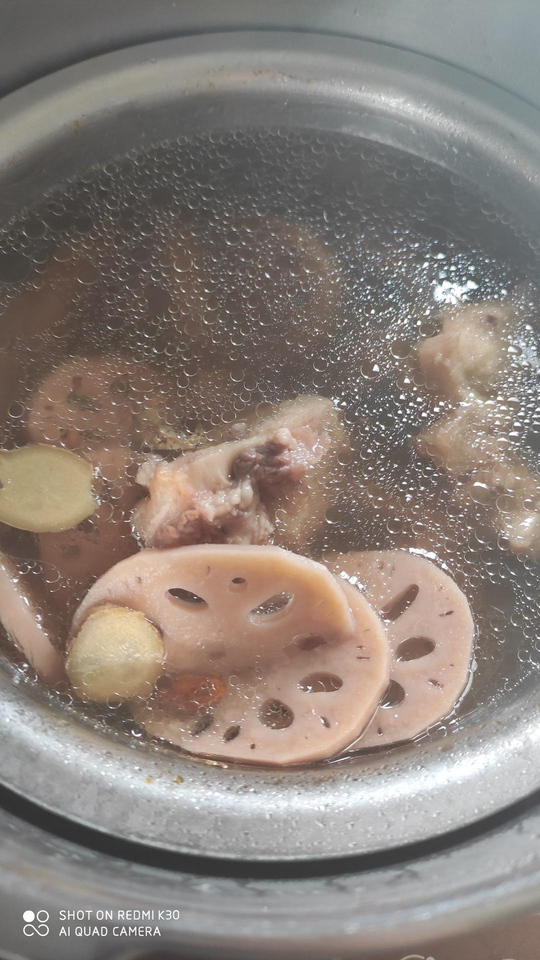 就像有句话所说：成年人的世界里，从来就没有“容易”二字。很多时候，你只能单枪匹马，直面生活的兵荒马乱。