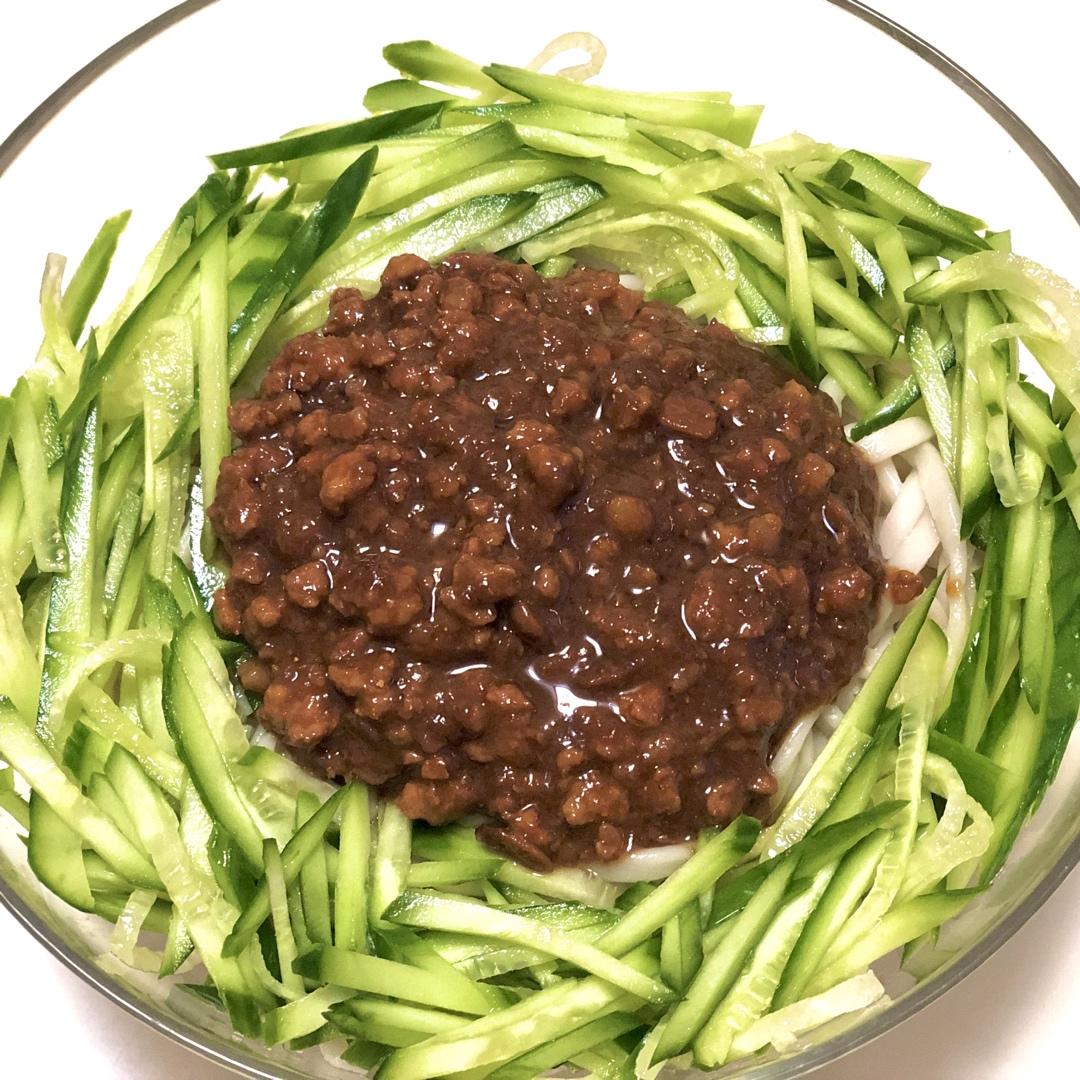 我发誓这将是你吃过最好吃的炸酱面，一口下去回味无穷！！！