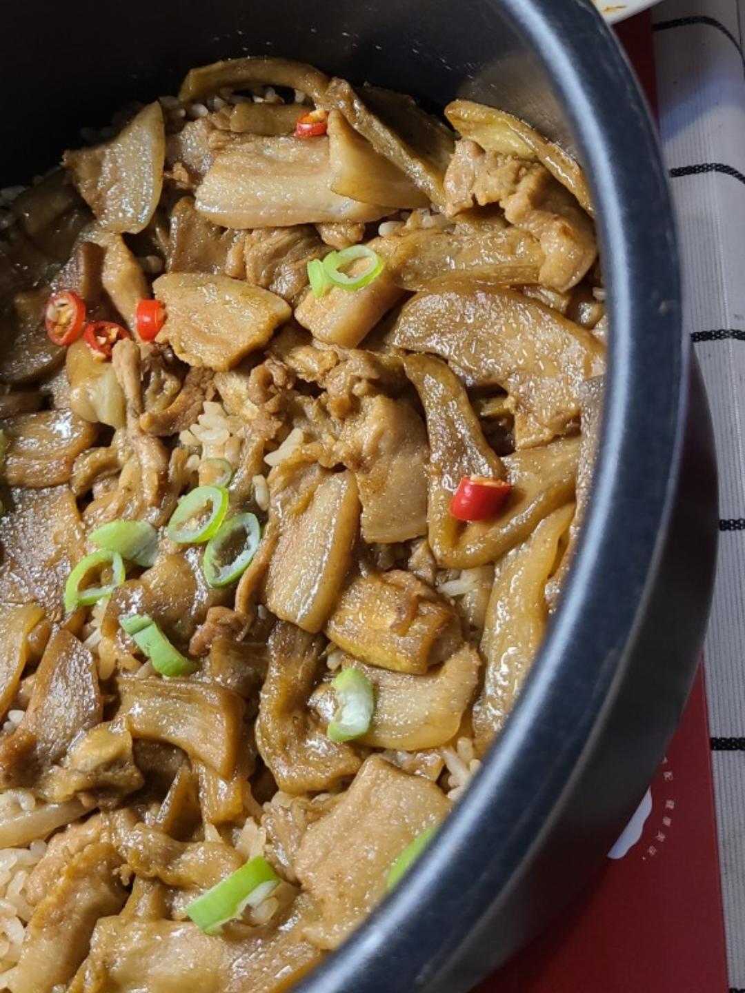 好吃到怀疑人生的懒人电饭煲茄子烧肉焖饭！巨下饭！