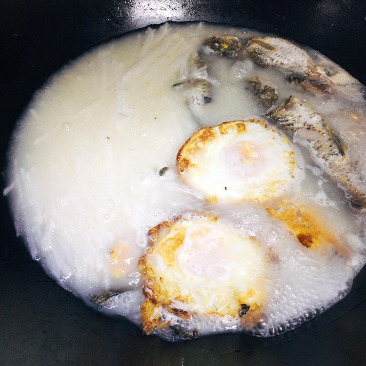 这样做的鲫鱼汤超好喝，奶白奶白的