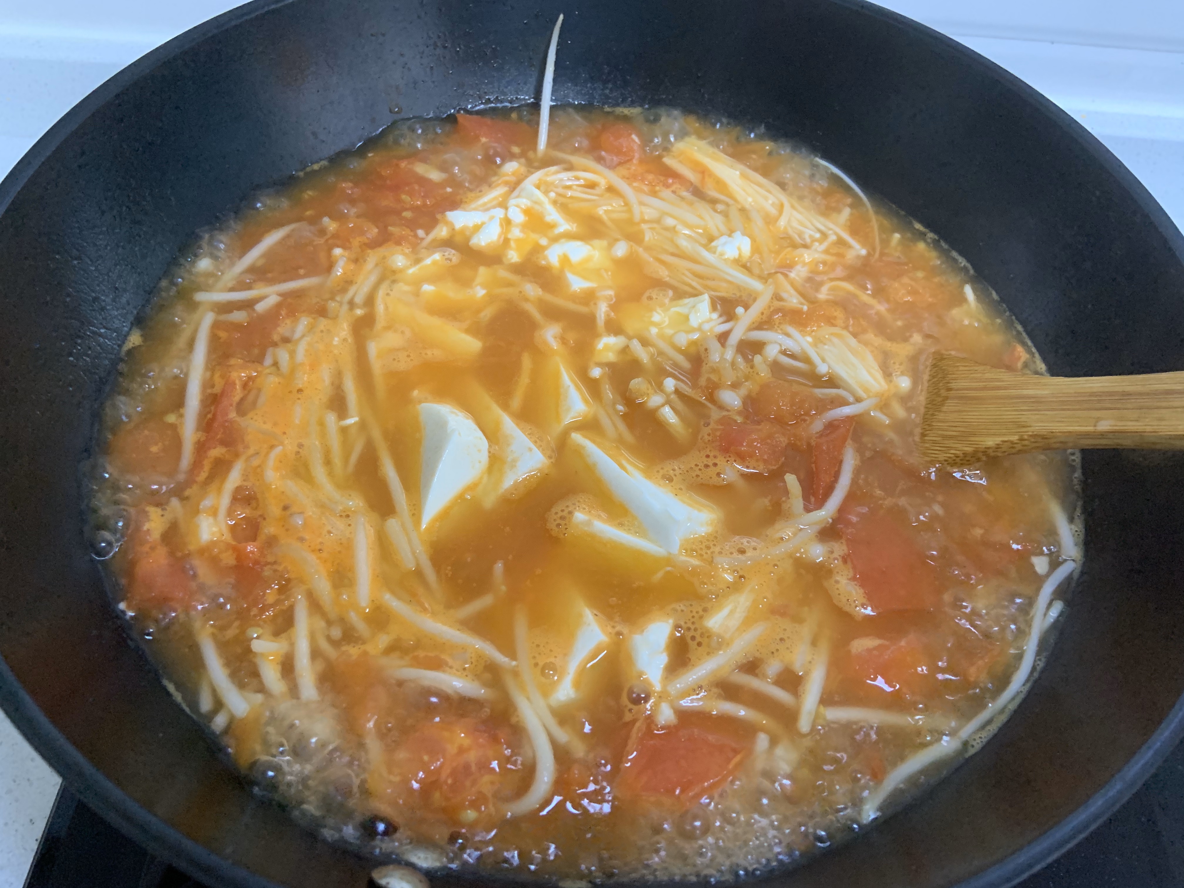 超快的番茄金针菇肥牛煲的做法 步骤7