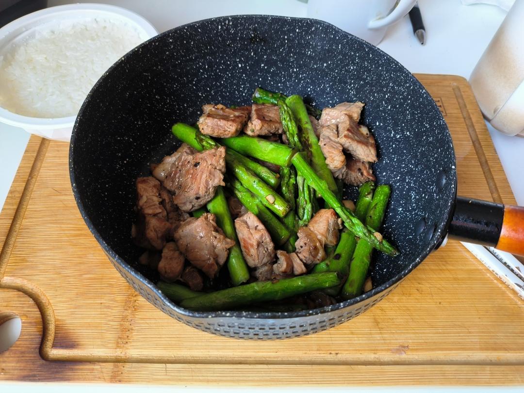 黑椒牛肉炒芦笋