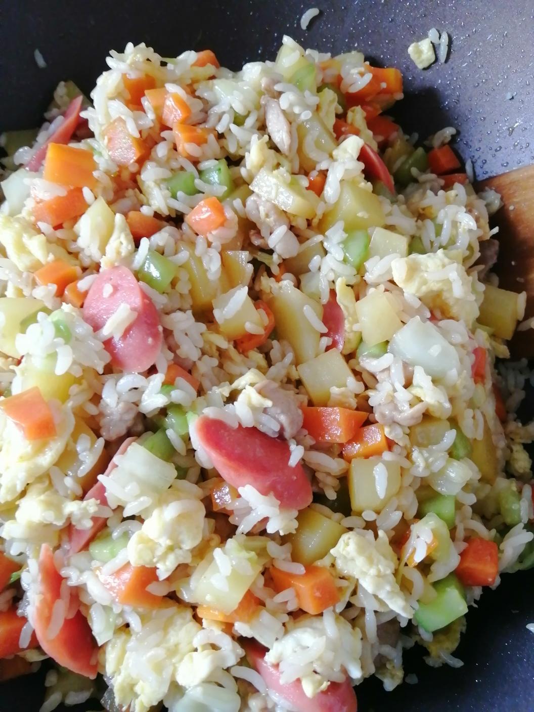 营养肉丁蛋炒饭