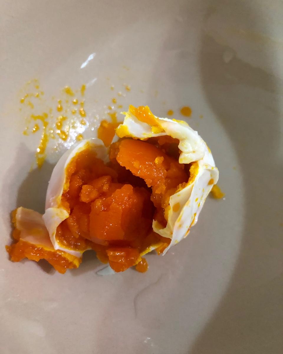 金黄流油的咸鸭蛋