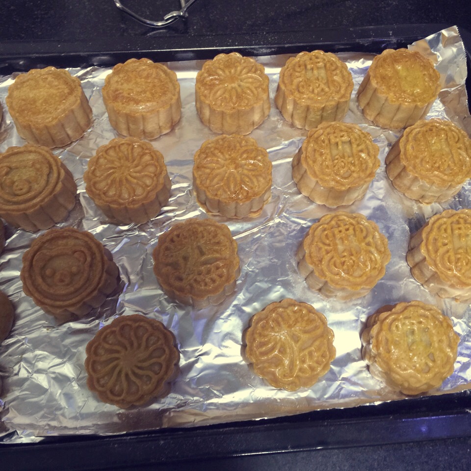 广式月饼－－蛋黄豆沙月饼