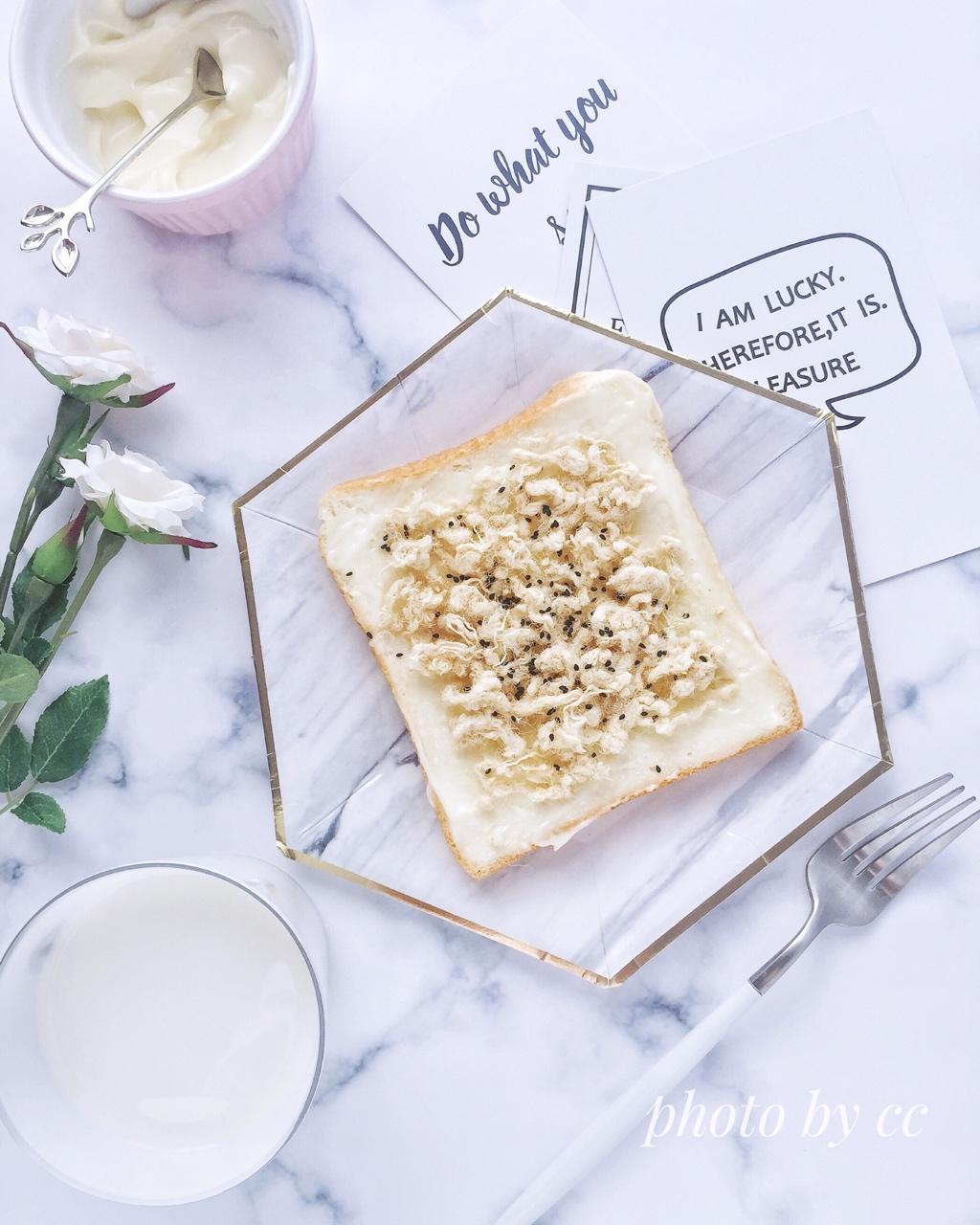 吐司这样吃--肉松卡仕达酱吐司片