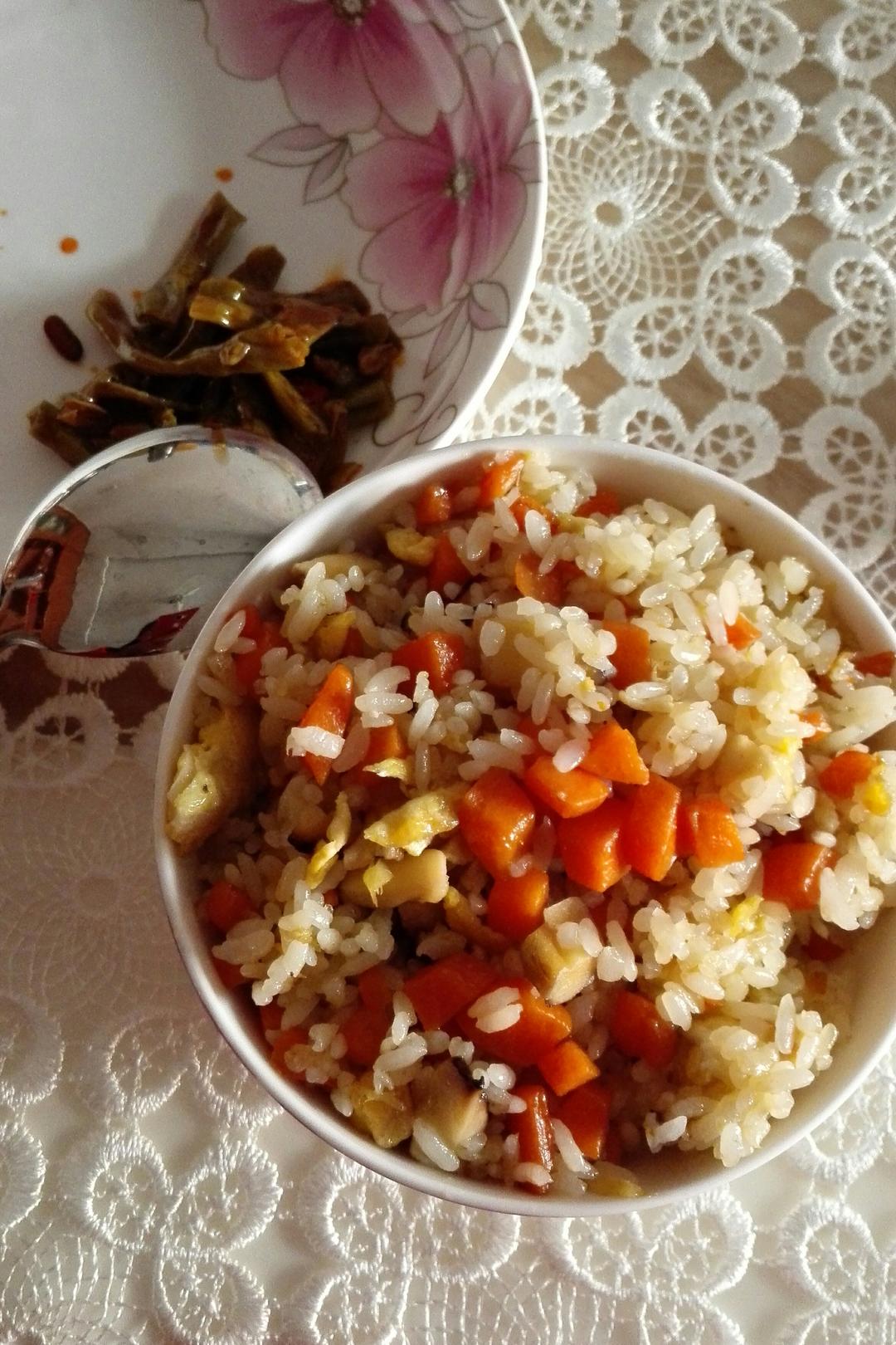 香菇胡萝卜蛋炒饭