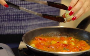 百香茄酱鸡腿饭－视频【没牌子】的做法 步骤5