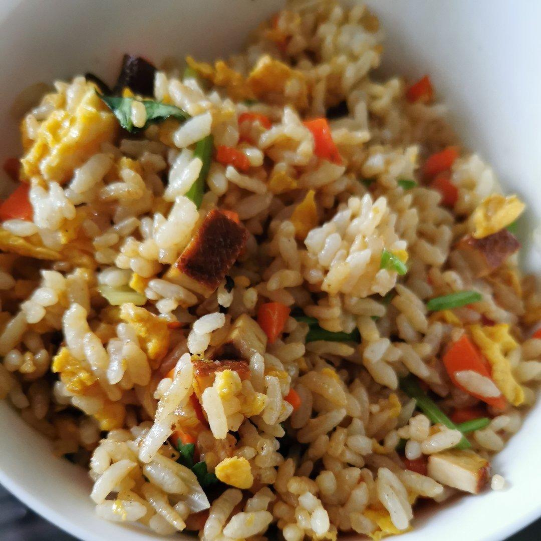 酱油炒饭（早饭吃什么🤔酱油炒米饭真好吃呀）