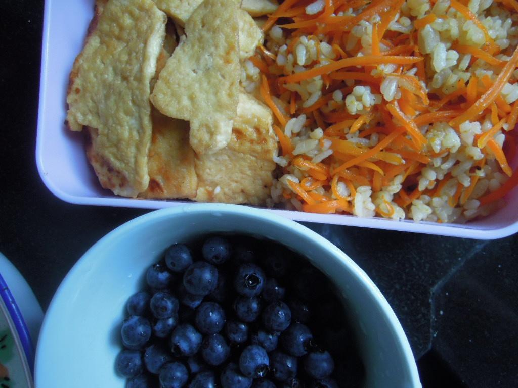 萝卜丝炒饭，煎嫩豆腐，蓝莓简餐的做法