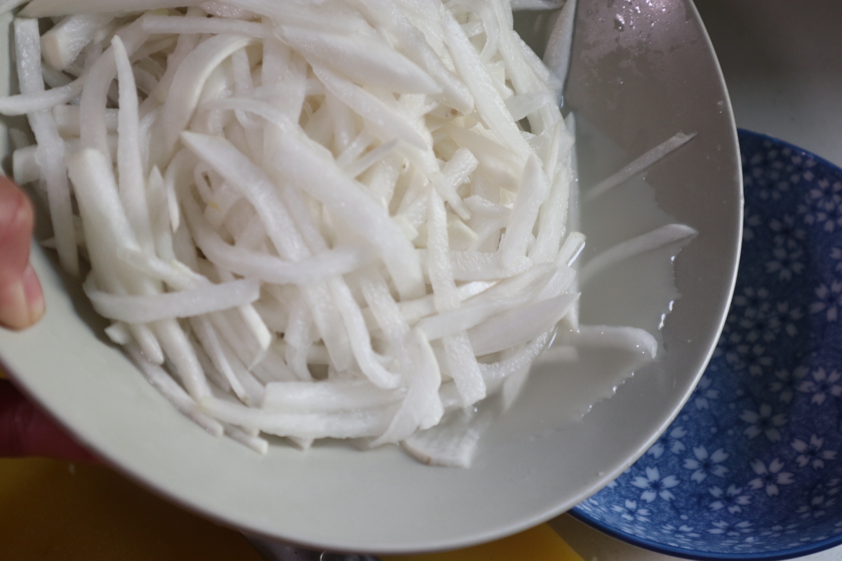 冬季款米饭杀手腊肠炒萝卜丝的做法 步骤3