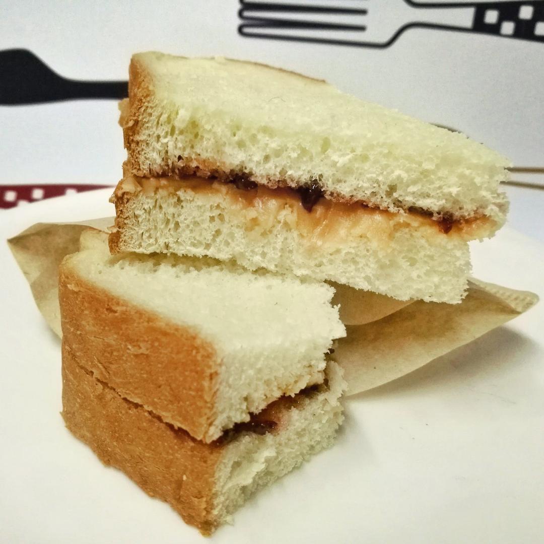 超简单花生酱果酱三明治（PB&J）