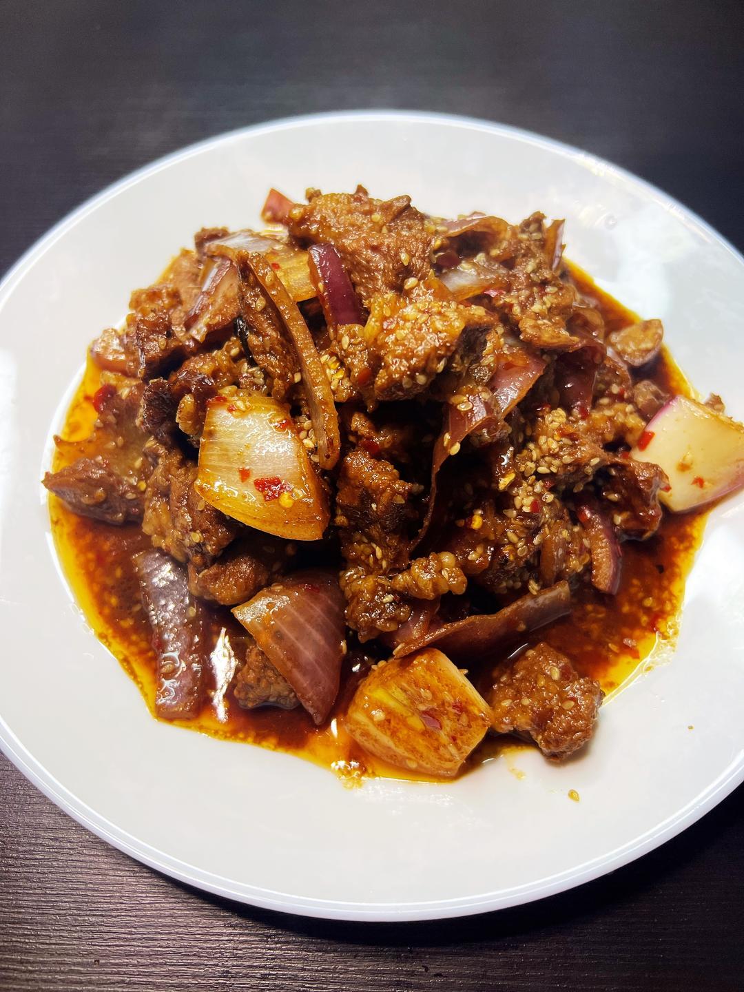 配米饭的多汁孜然羊肉