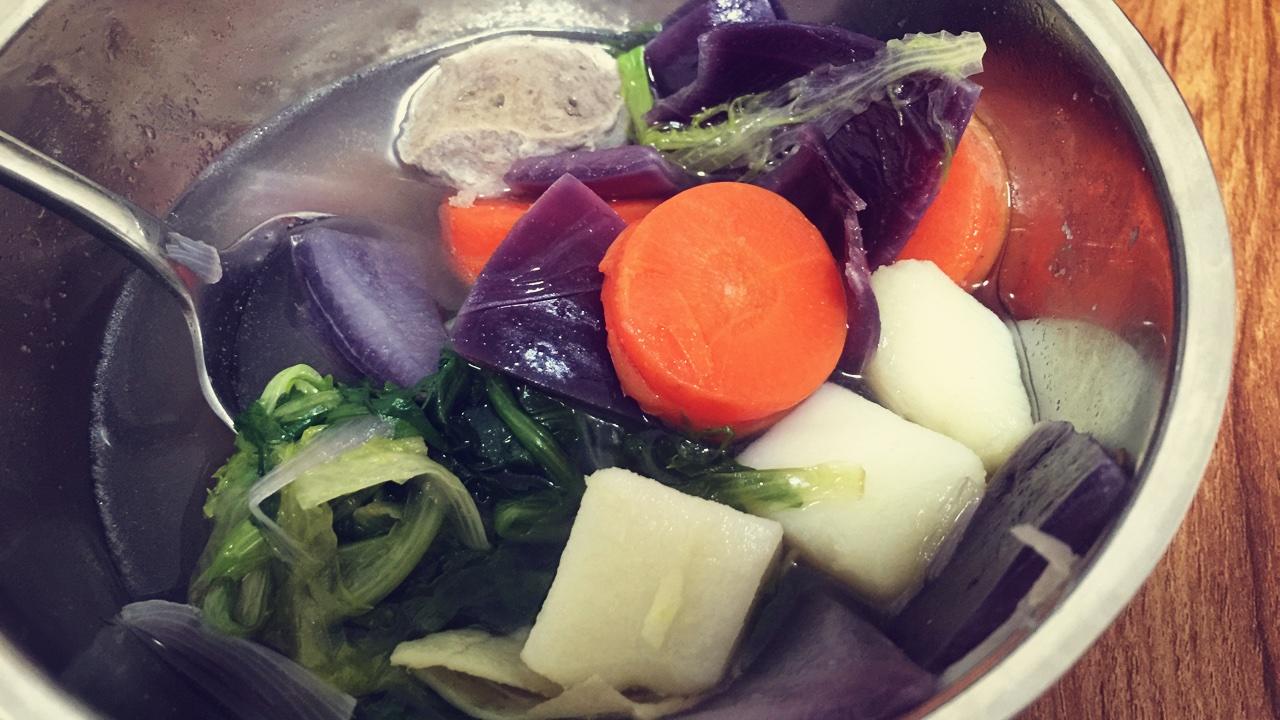 牛肉丸胡萝卜苦菊土豆洋葱汤的做法