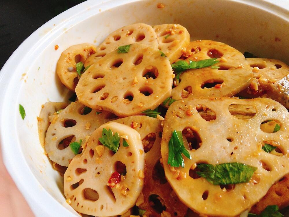 全家都爱吃的凉拌藕片（内附蒜蓉辣酱的做法，简单易学）