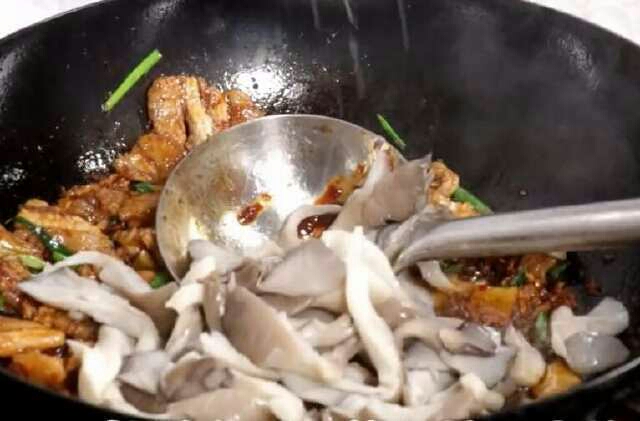 蘑菇炒肉的做法 步骤3