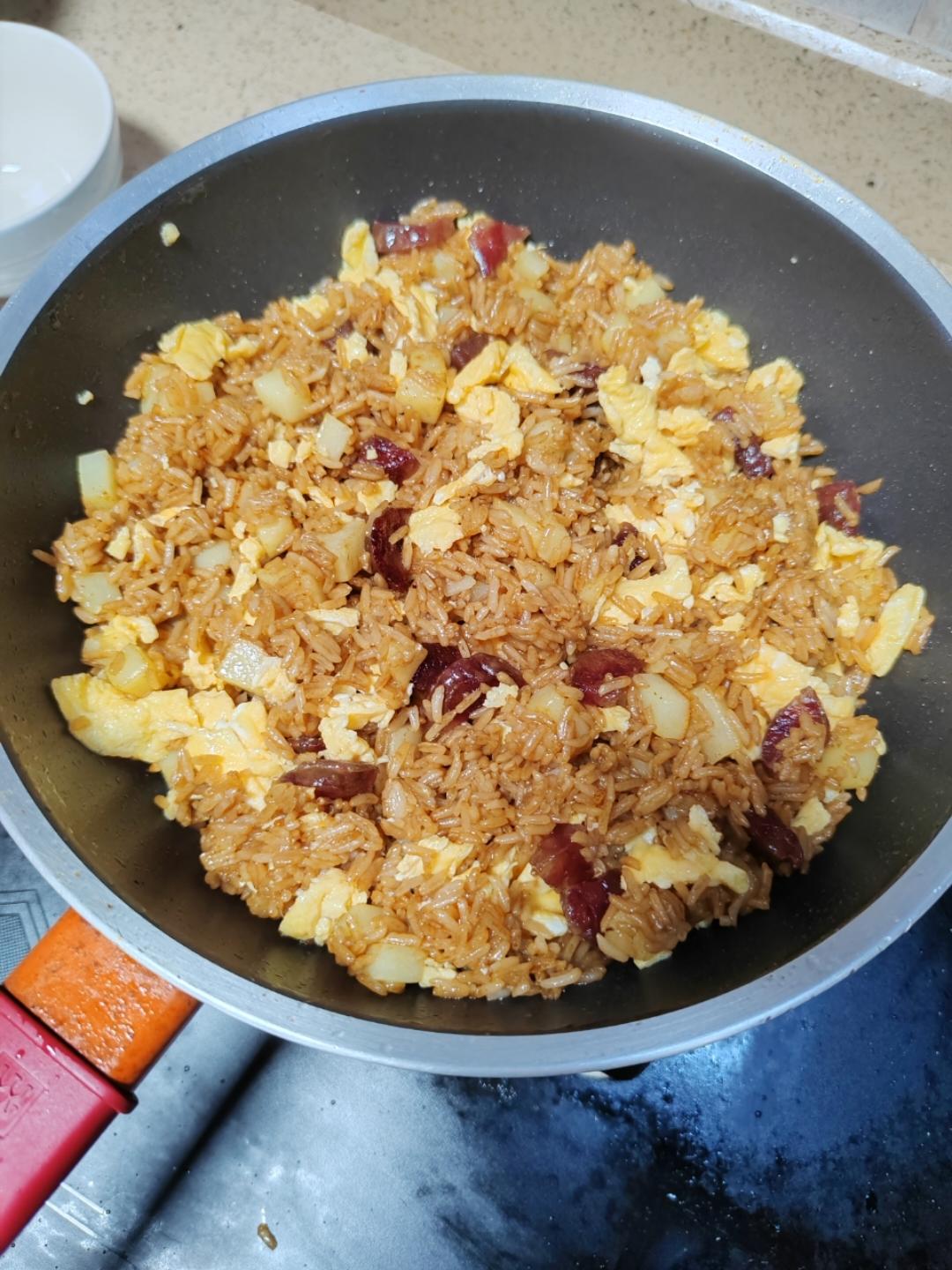 邻居抢着来我家吃土豆香肠炒饭，原来这么香！