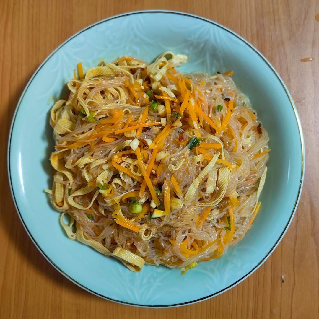 凉拌三丝(豆腐皮粉丝胡萝卜版)
