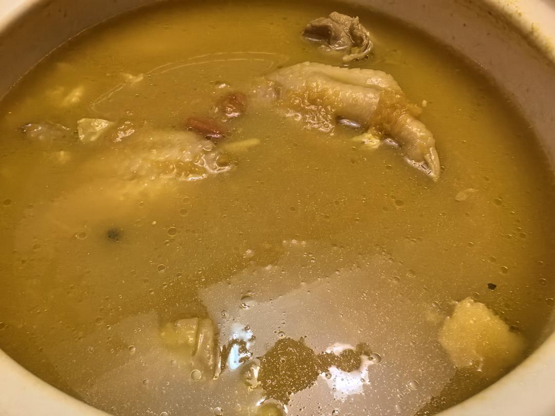 金汤花胶炖鸡煲