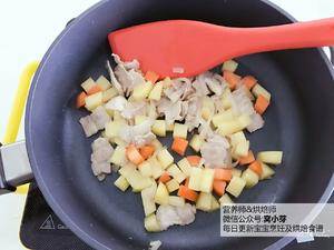 宝宝辅食：日式土豆炖肉-日本经典的家庭料理，做法简单，少油盐，是健康日料的代表之一哦！18M+的做法 步骤4