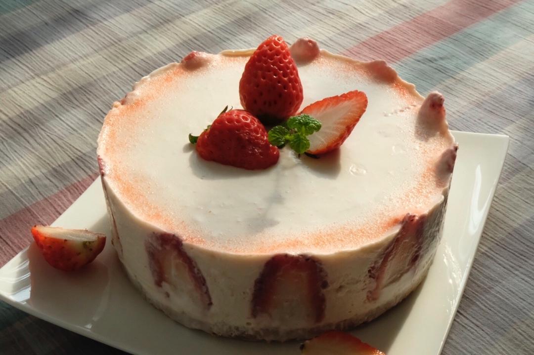 草莓季又到了，来个不用烤箱的草莓酸奶慕斯吧