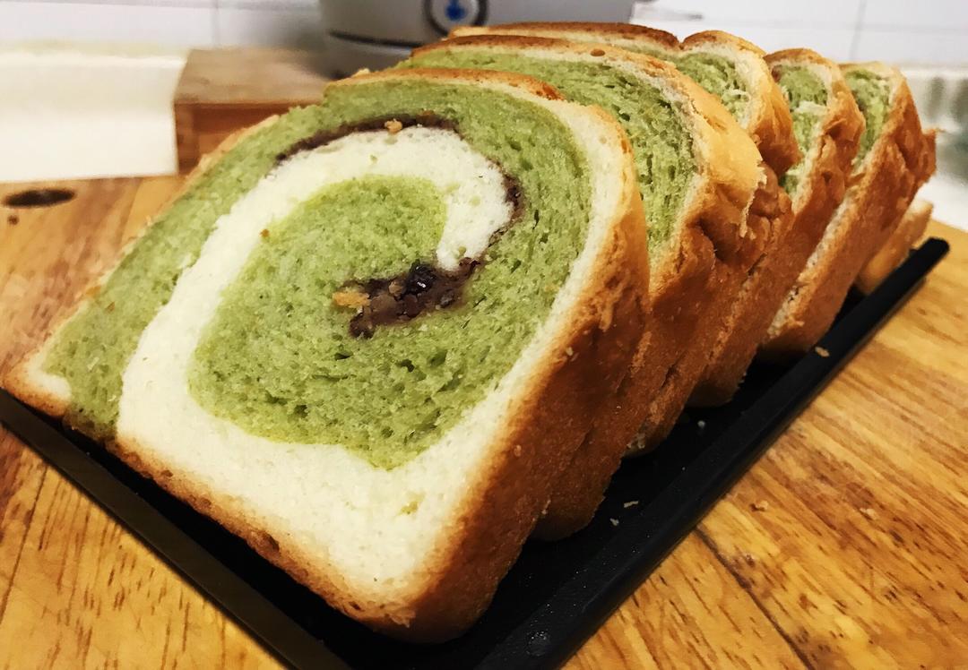 简单好看的菠菜豆沙面包