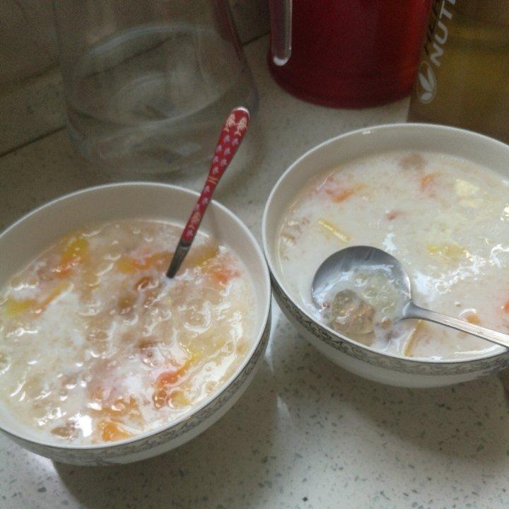 桃胶皂角米炖奶