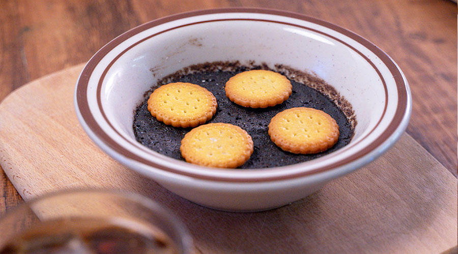 奥利奥加牛奶捣碎微波炉叮90秒竟然真的可以变成布朗尼蛋糕