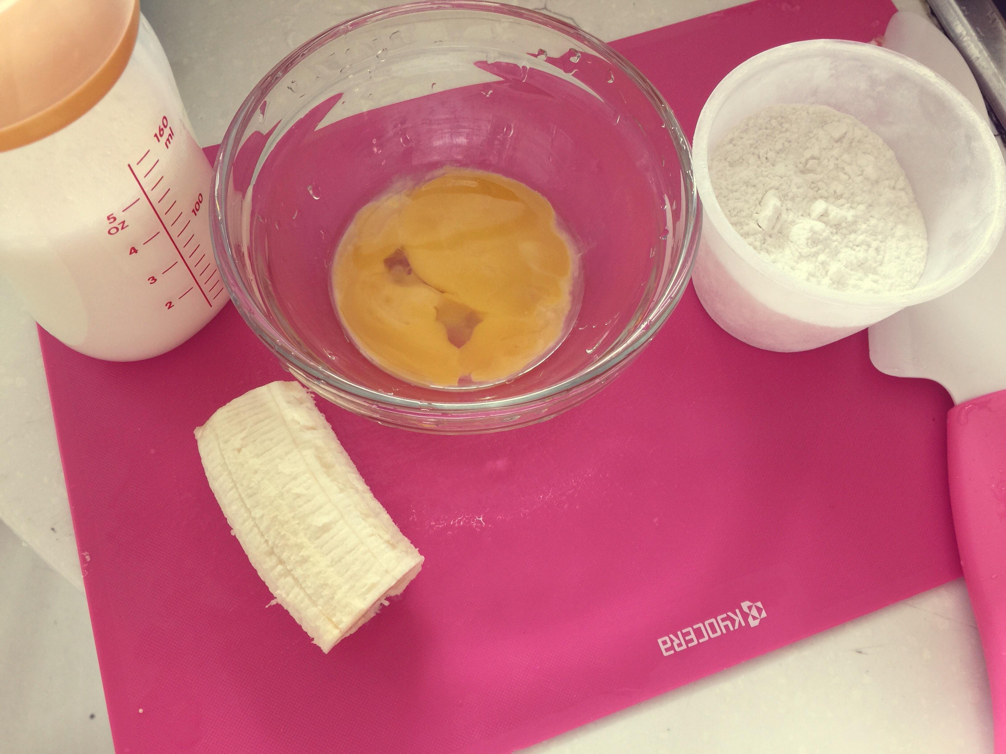 轩哥辅食之奶粉香蕉鸡蛋饼（1岁+）的做法 步骤1