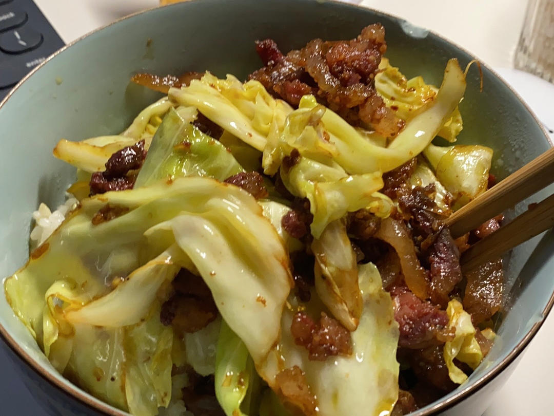 腊肠炒包菜