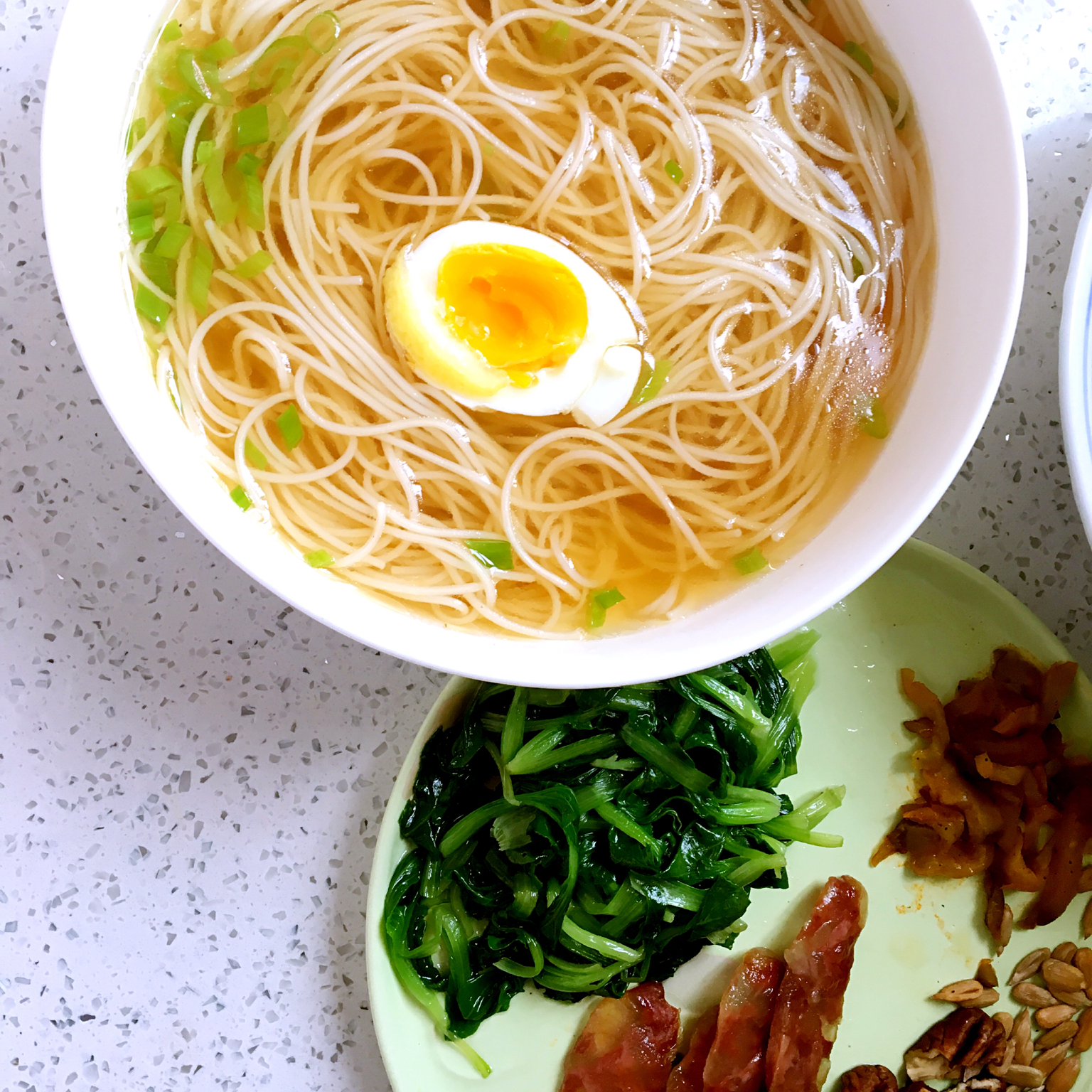 村姑小丫做的葱油溏心鸡蛋面