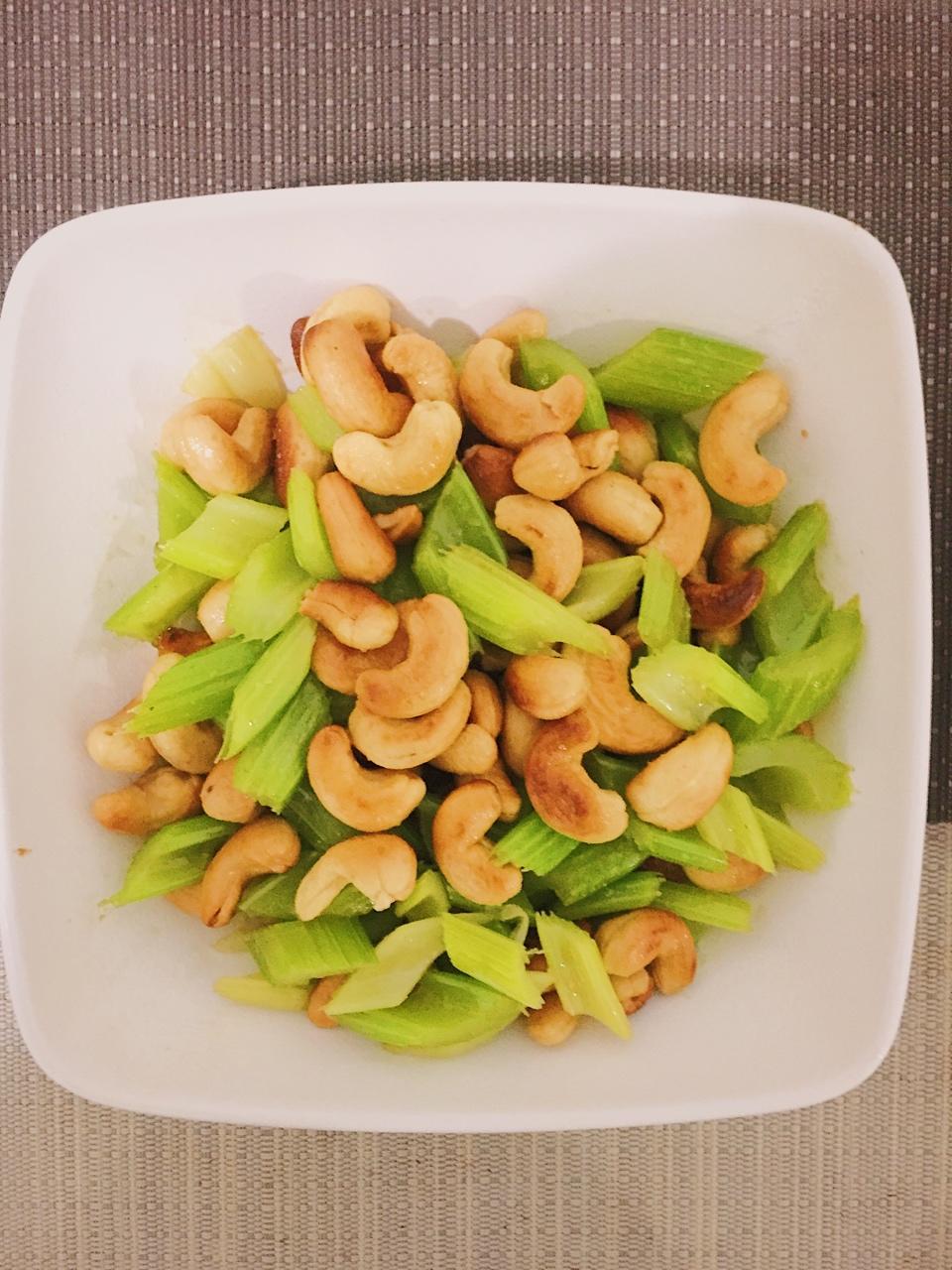 做的西芹炒腰果