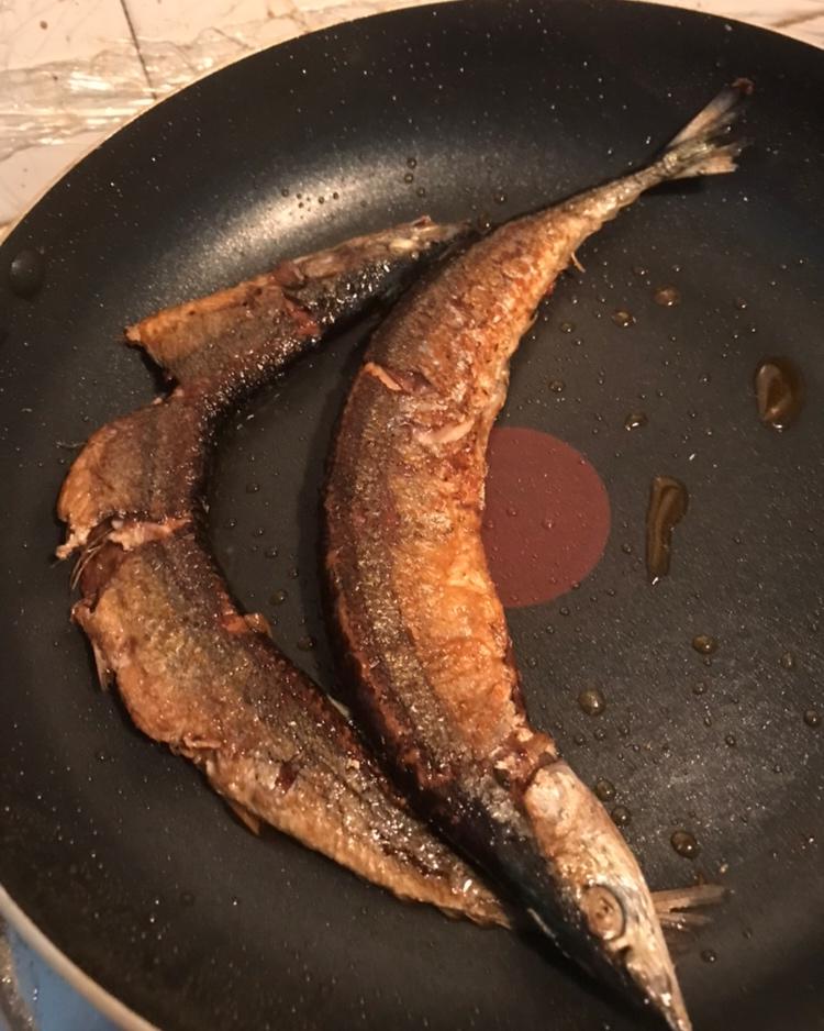煎秋刀鱼