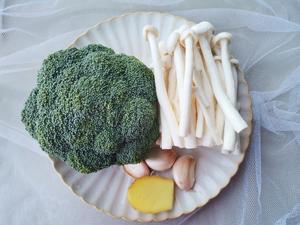 好吃不胖的西兰花炒菌菇的做法 步骤1