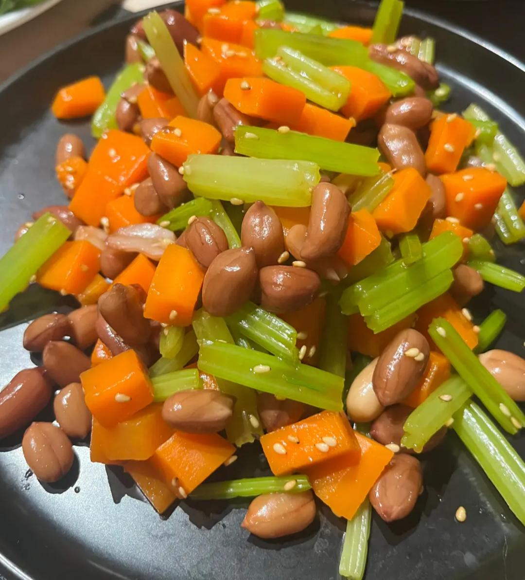 凉拌小菜：芹菜胡萝卜花生米