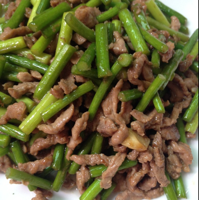 我家狗狗叫汪汪做的蒜薹炒肉丝