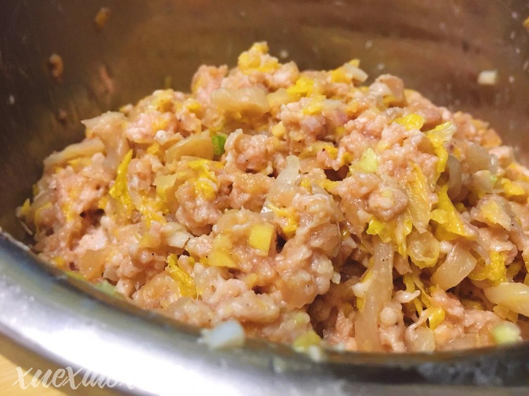 酸菜猪肉饺子（很嫩很多汁！）