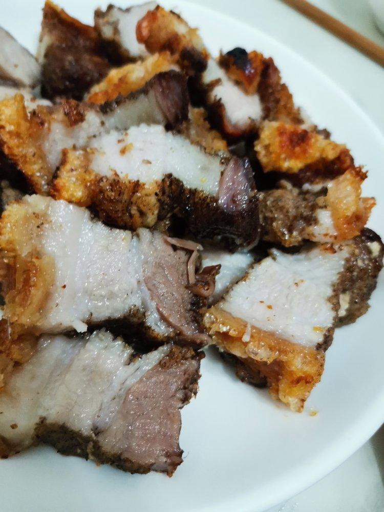 多次失败，越挫越勇终于做出来了广式脆皮烧肉