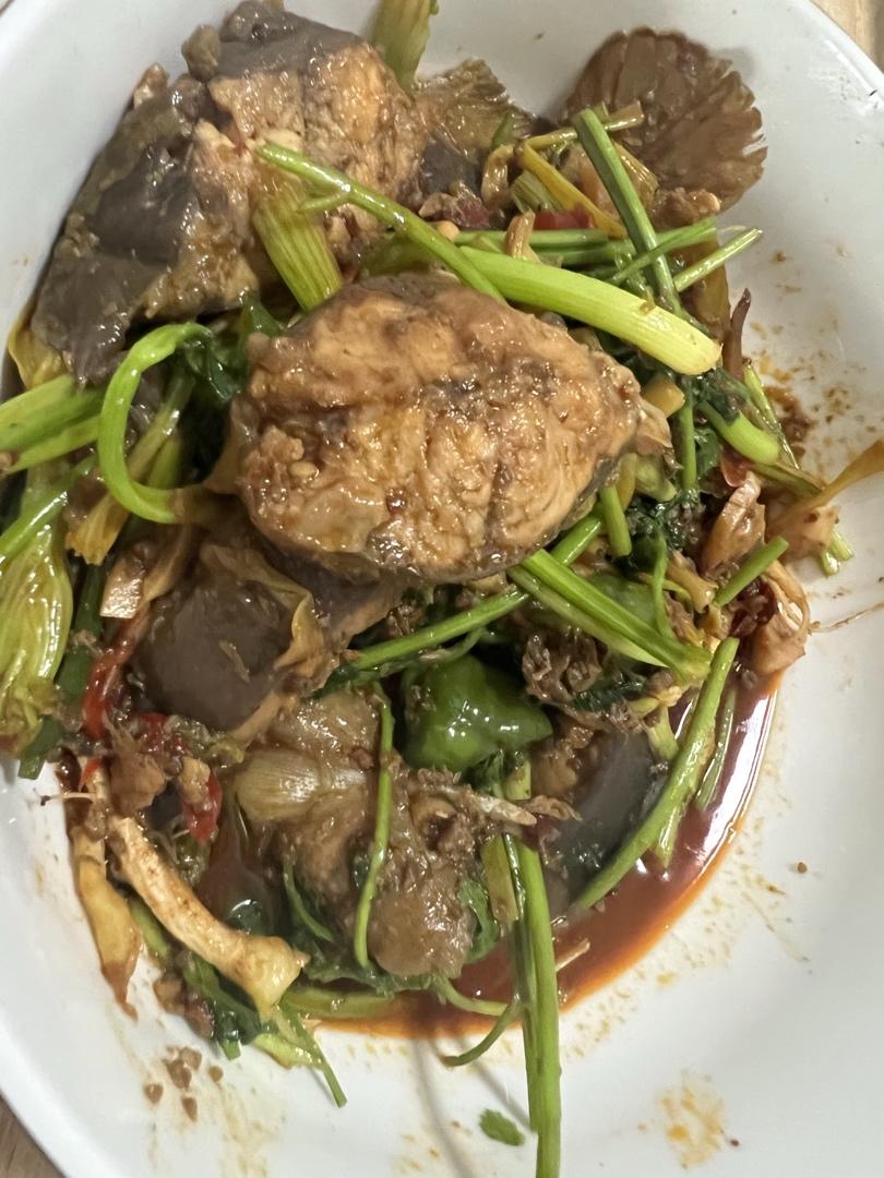 厨师长教你：“大蒜烧鲶鱼”的家常做法，口感细腻味道非常鲜美