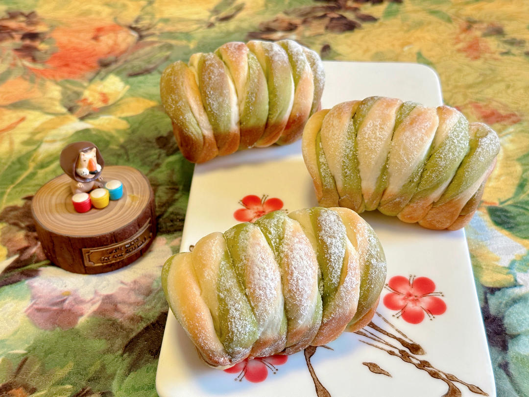 双色抹茶旋风卷面包