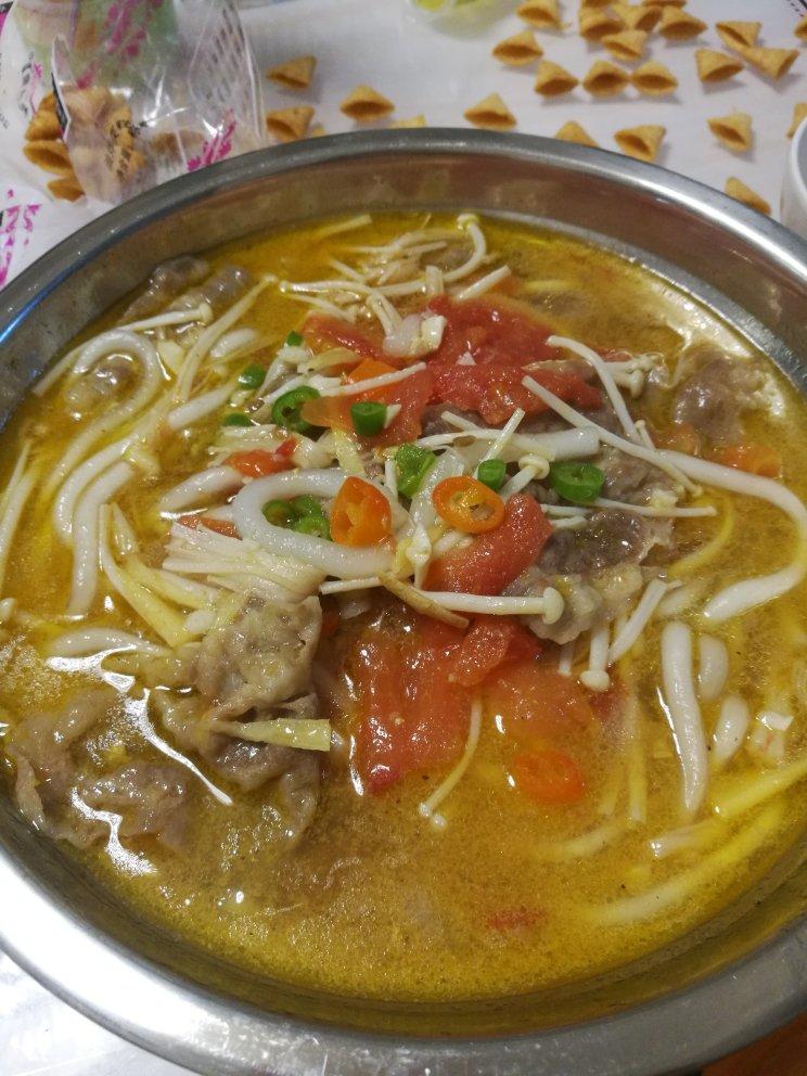 酸汤金针肥牛粉丝煲