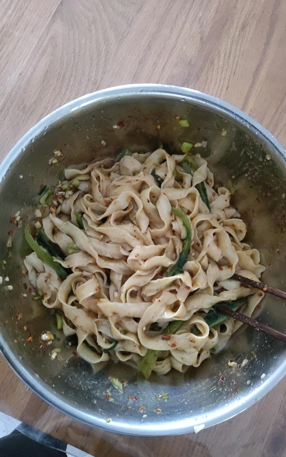 十分钟就能吃上的超简单油泼面